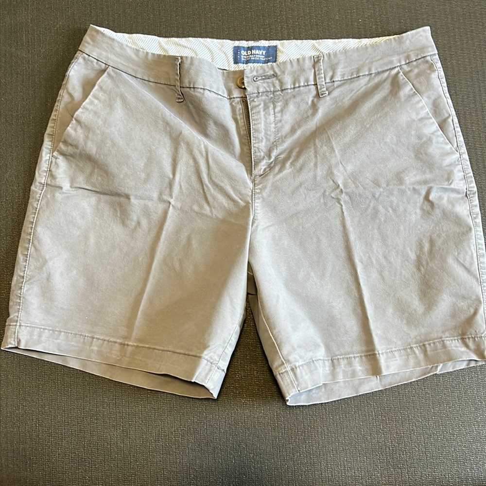 Old Navy women’s everyday short 12 grey gray 7” inseam 10” rise